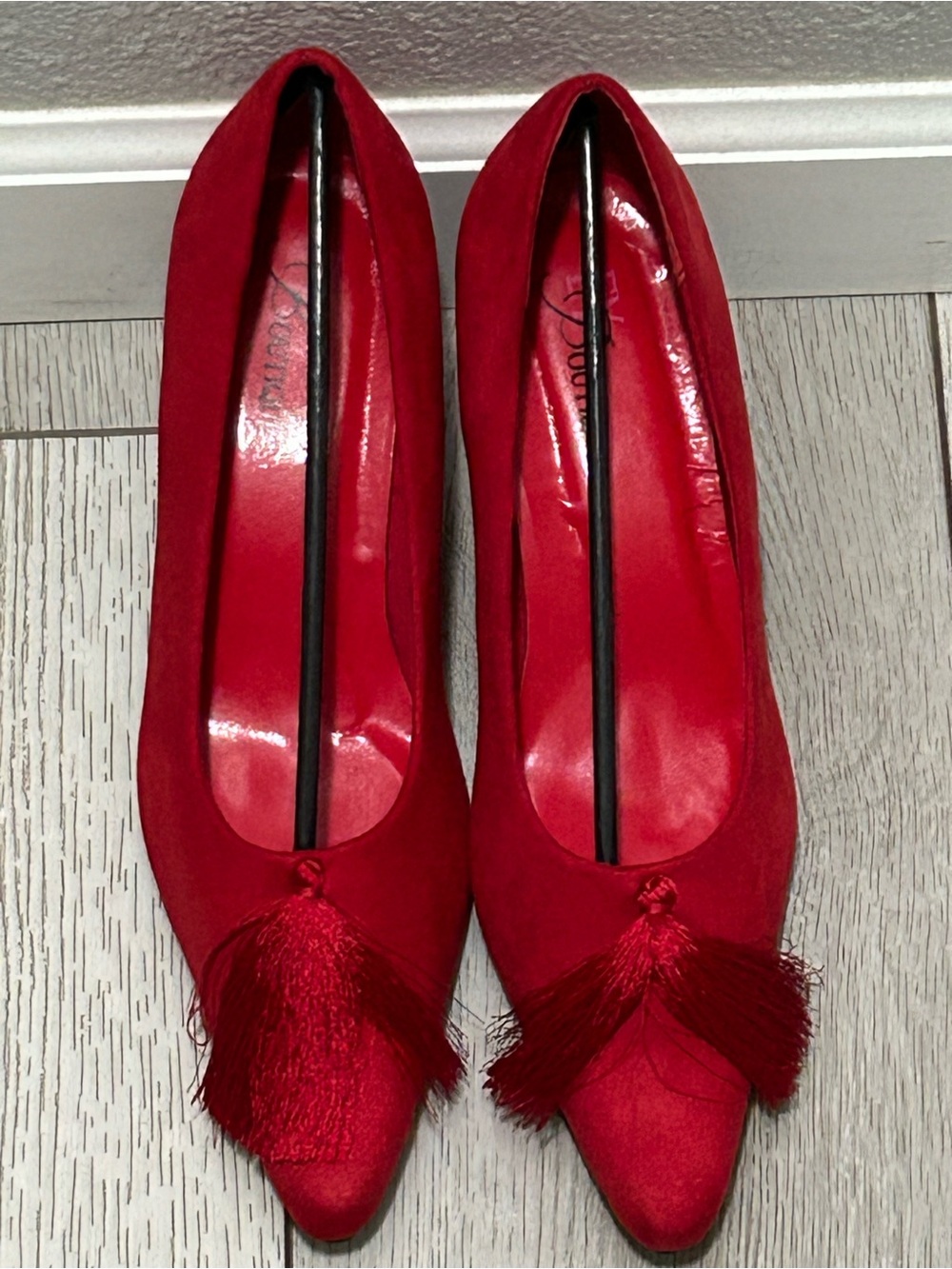 EY Boutique Red Touch of Tassel Pumps Kitten Heel Shoes Size 9W NIB